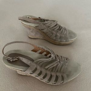 Earthies Suede Sandals Size 10 Khaki/Taupe